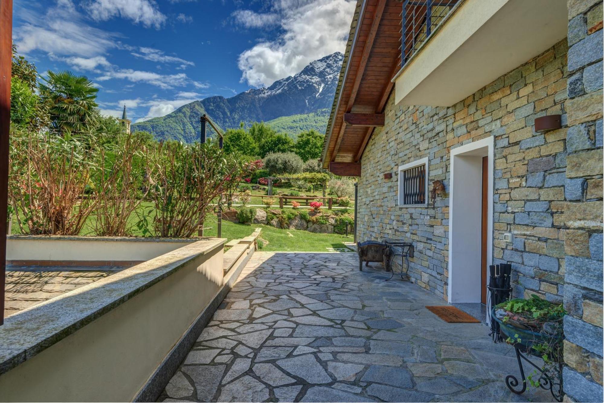 Villa La Corte With Amazing Pool And Garden Colico Exterior foto